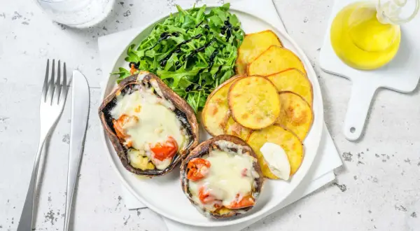 Portabello recept med gratinerad svamp, krispiga potatisskivor och ruccolasallad. Enkel och god middag.