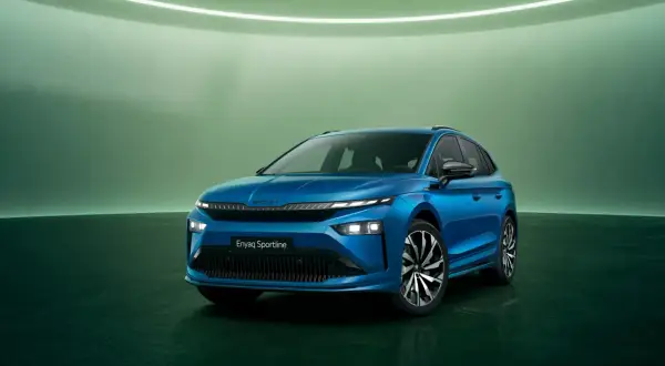 Blå Skoda Enyaq Sportline i en studio, redo för ett skoda enyaq test. Bilen har en modern design med skarpa linjer och LED-belysning.