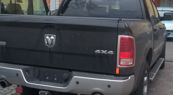 Czy pickup to ciężarówka? Odkryj różnice i cechy tych pojazdów