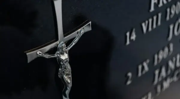 Jak sprawdzić datę pogrzebu w Lesznie i uniknąć nieporozumień