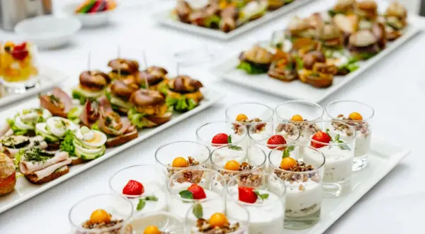Mini panini, tartine e dessert in bicchiere: perfette ricette buffet da fare in anticipo per ogni occasione.