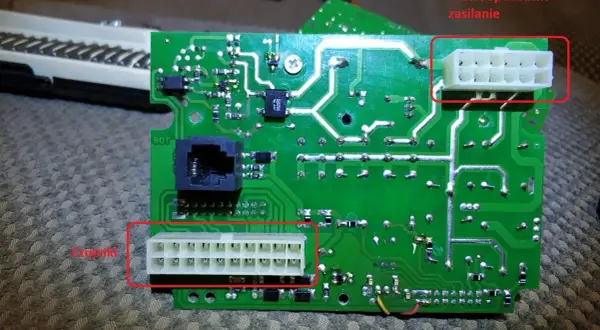 Płyta główna z dwoma złączami: zasilanie i czujniki. Aby zresetować sterownik tech., być może trzeba odłączyć zasilanie.
