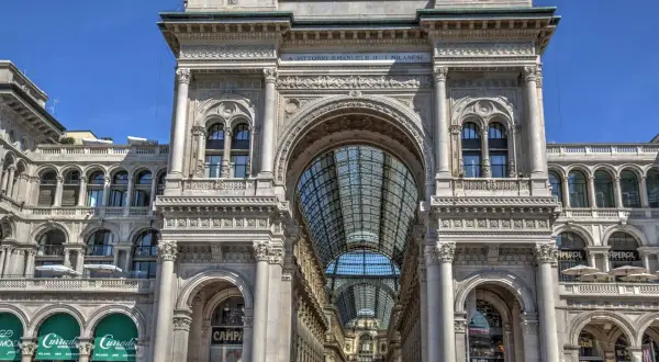 L'imponente Galleria Vittorio Emanuele II a Milano, con la sua volta in vetro e ferro. Curiosità: qui si trova il toro in mosaico su cui girare sui talloni per buona fortuna.