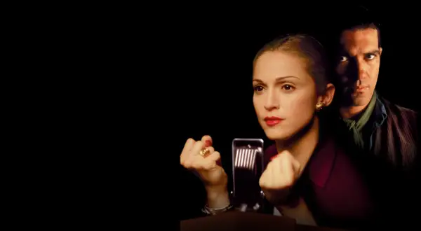 Evita przemawia do tłumu, z Che Guevarą w tle.