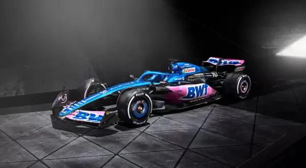 Błękitno-różowy bolid zespołu Alpine F1 Team z logo BWT i Castrol, gotowy do wyścigu.