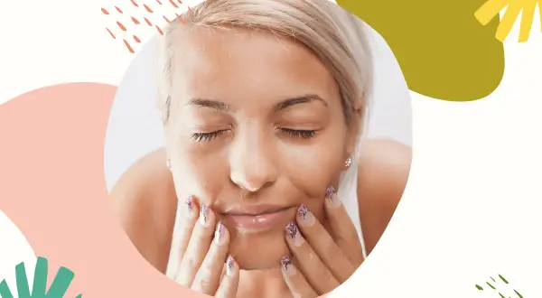 Delikatny peeling enzymatyczny w ciąży dla promiennej cery. Kobieta z zamkniętymi oczami delikatnie masuje twarz.