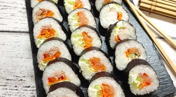 Gotowe rolki sushi z łososiem, tuńczykiem i warzywami. Idealne, by zacząć przygodę, jak zrobic sushi w domu.