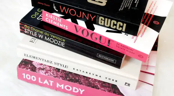 Stos książek o modzie: "Wojny rodziny Gucci", "Vogue", "Od Chanel do Versace", "Elementarz stylu", "100 lat mody".