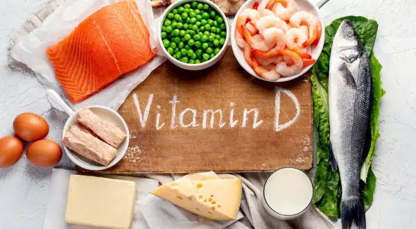 Fonti di vitamina D: salmone, gamberi, uova, pesce, formaggio, latte. Informati su vitamina D3 controindicazioni.