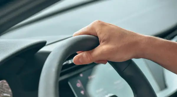 Main tenant la route, le conducteur évite la non dénonciation d'amende.