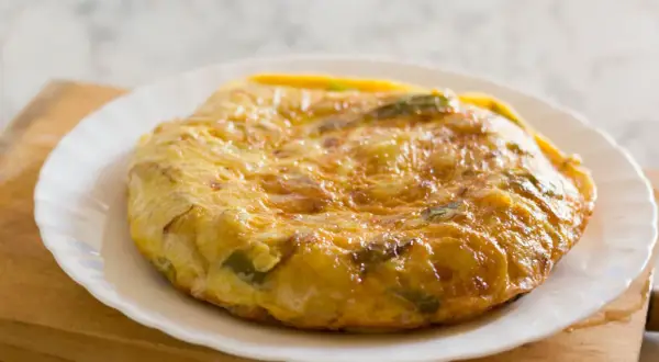 Złocista tortilla ziemniaczana z zielonymi papryczkami, idealna na śniadanie bez chleba.