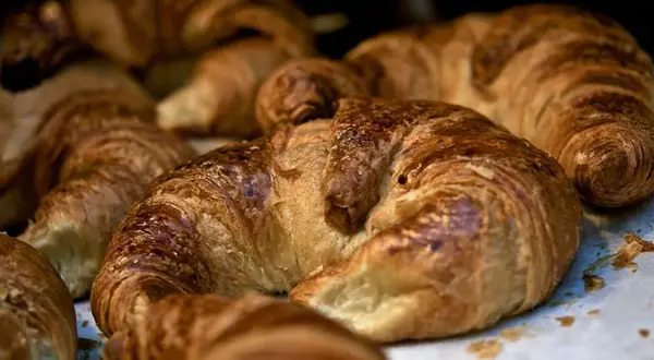 Croissants dorados, un clásico de la gastronomía francesa, listos para disfrutar.