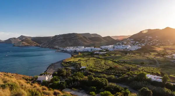 Vista de Las Negras, Almería, con su bahía azul y casas blancas que evocan un espíritu hippie.