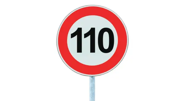 Panneau de limitation de vitesse à 110 km/h, souvent appliqué comme limitation de vitesse jeune conducteur.