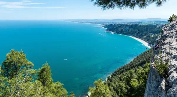 Vista mozzafiato sulla Riviera del Conero e i Colli dell'Infinito. Mare turchese, spiagge bianche e macchia mediterranea.