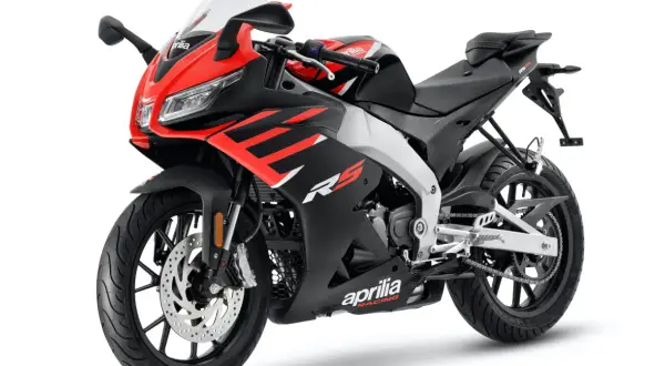 Sportowy motocykl Aprilia RS 125 w kolorze czarno-czerwonym. Idealny jako pierwszy motor na kat B.