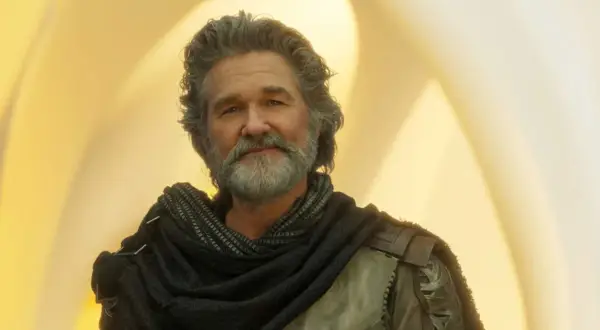 Kurt Russell som Ego i filmer med Kurt Russell, med grått hår och skägg, klädd i en mörk sjal och rustning.