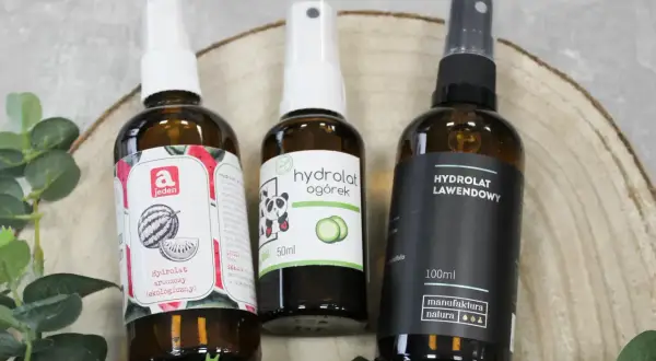 Trzy butelki hydrolatów: arbuzowy, ogórkowy i lawendowy. Idealne dla cery naczynkowej, zapewniające ukojenie i regenerację.