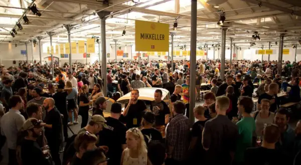 Folla entusiasta a un evento di degustazione di birra Mikkeller.