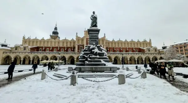 Zimowy spacer po Rynku Głównym w Krakowie. Pomnik Mickiewicza i Sukiennice w śniegu to idealne tło na krótki wypad, nawet jeśli to tylko kraków w dwa dni.