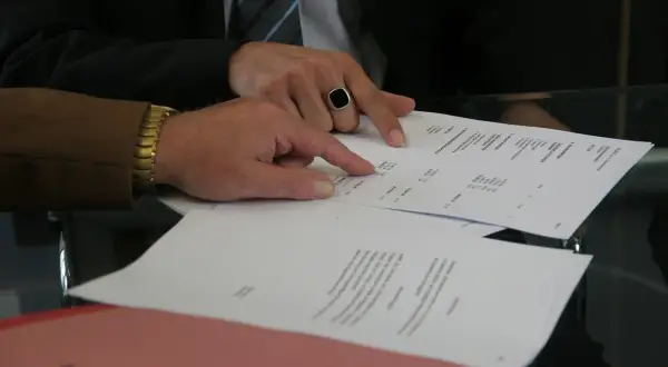 Czy można odstąpić od umowy OC? Poznaj swoje prawa i warunki