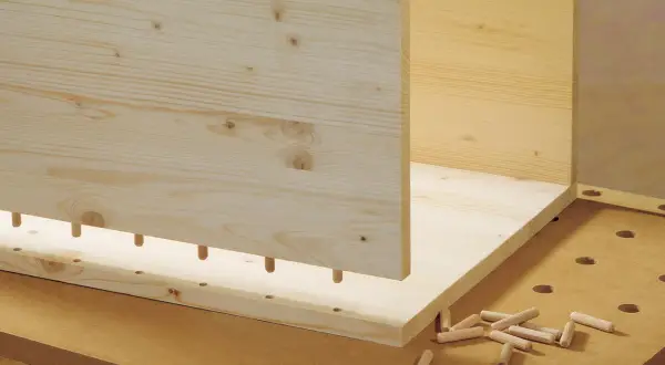 Ensamblaje de madera: cómo unir dos tableros de aglomerado con espigas.
