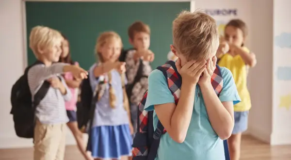Lęk przed szkołą: Jak wspierać dziecko z fobią szkolną? Poradnik