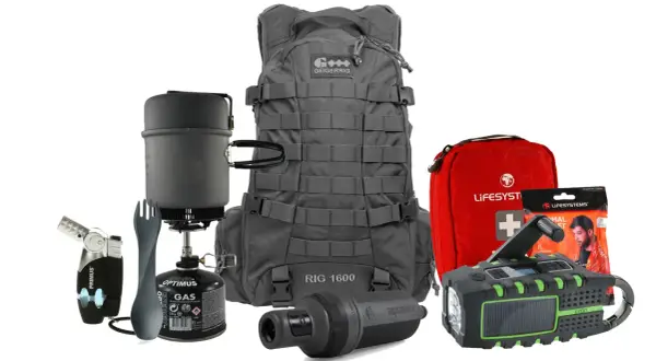 Utrustning för en bug out bag i Sverige: ryggsäck, kök, gas, tändare, vattenfilter, första hjälpen-kit och en vevradio/lykta.