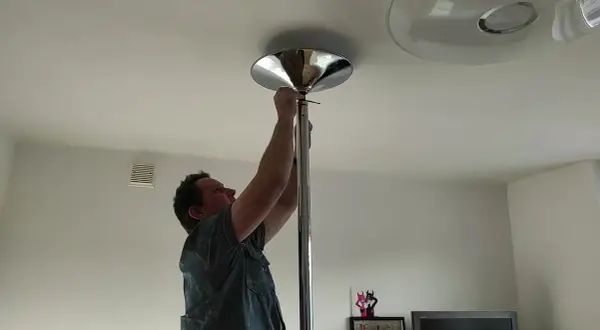 Jak zamontować rurę do pole dance w domu? Pełen przewodnik DIY