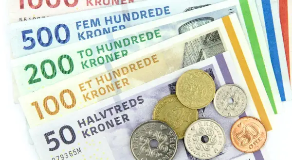 Dania używa korony duńskiej. Na zdjęciu widać banknoty o nominałach 50, 100, 200, 500 i 1000 koron oraz monety.