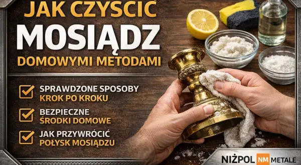 Czyszczenie mosiądzu domowymi sposobami. Dłonie polerują ozdobny świecznik, obok cytryna, sól i gąbka.