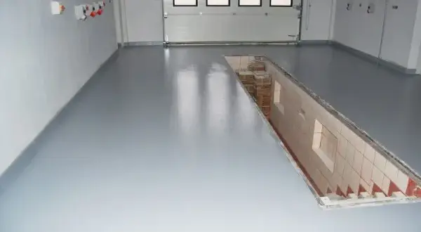 Jaki beton na posadzkę w warsztacie, aby uniknąć kosztownych napraw?
