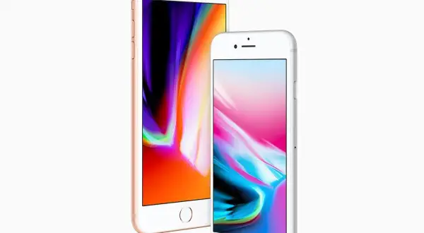 Dwa iPhone'y 8, złoty i srebrny, z kolorowymi tapetami. Pamiętasz, kiedy iPhone 8 kiedy wyszedł?