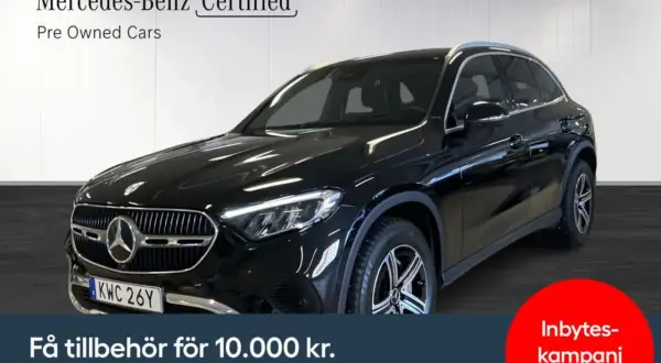 Svart Mercedes GLC 300 de hybrid, redo för en testkörning. Erbjudande om tillbehör för 10.000 kr vid köp av begagnad bil.
