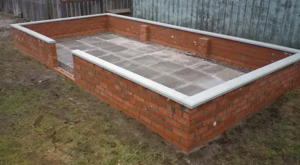 Fundament pod szklarnię: Jak wybrać i zbudować trwałą podstawę?