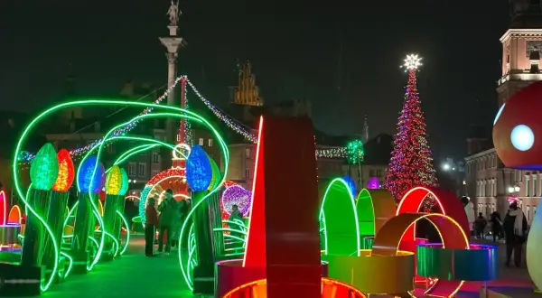 Magiczne iluminacje świetlne w Warszawie tworzą bajkową atmosferę. Kolorowe ozdoby i choinka rozświetlają noc.