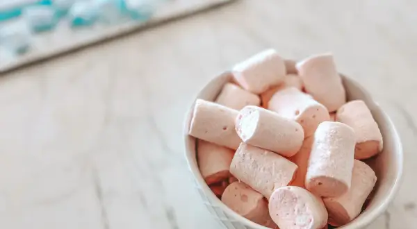 Un bol de guimauves roses, parfait pour apprendre comment faire de la guimauve maison.