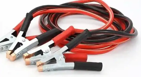 Pince batterie voiture rouge et noire, prêtes à dépanner.