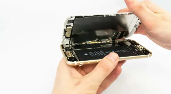 Otwarty telefon z widoczną baterią. Dowiedz się, jak sprawdzić kondycję baterii w swoim urządzeniu.