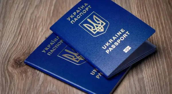Dwa niebieskie paszporty Ukrainy leżą na drewnianym tle. Czy do Turcji potrzebny jest paszport? Tak, do podróży zagranicznych wymagany jest paszport.