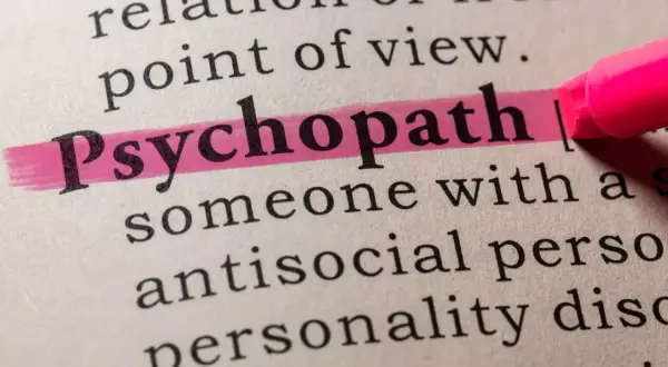 Różnica między socjopatą a psychopatą jest podkreślona na stronie słownika.