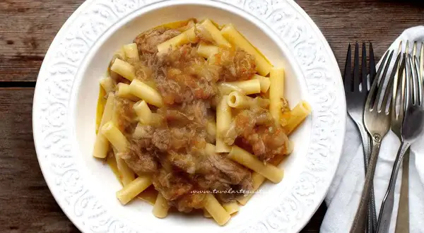Piatto di pasta con coda di vitello alla genovese, un classico saporito.