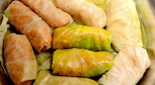 Gołąbki gotowe do pieczenia, idealne na przepis na gołąbki na 1kg mięsa. Widać różnorodność farszu i liści kapusty.