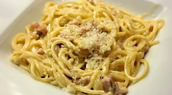 Spaghetti carbonara z boczkiem i parmezanem, kremowe i pyszne. Oryginalny przepis na carbonarę ze śmietaną.
