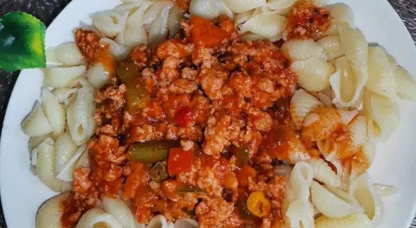 Makaron w kształcie muszelek (lumache) z sosem mięsnym i warzywami.