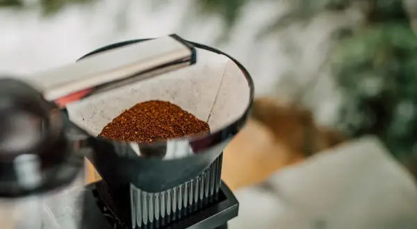 Färskt malet kaffe väntar i ett filter. Snart är det dags att koka kaffe och njuta av morgonen.
