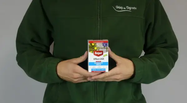 Ręce trzymają opakowanie środka na chwasty i mech "Effect 24H" od Target. Szybkie działanie gwarantowane!