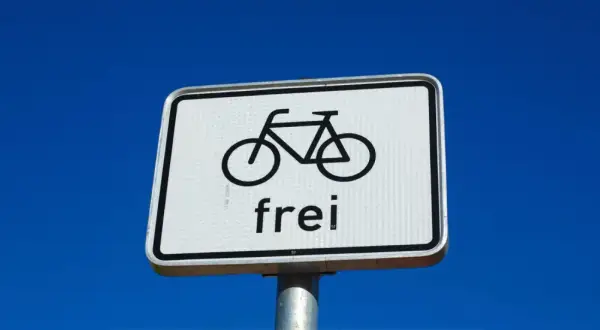 Ein Schild mit einem Fahrradsymbol und dem Wort "frei" darunter. Radfahrer frei!