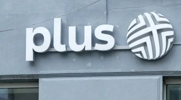 Logo sieci Plus. Dowiedz się, jak sprawdzić stan konta Plus na kartę, aby zawsze mieć środki na rozmowy i internet.