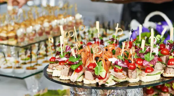 Ile kosztuje catering na urodziny? Sprawdź ceny i opcje menu
